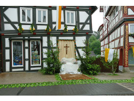 Altar- und Straßenschmuck zu Fonleichnam (Foto: Karl-Franz Thiede)